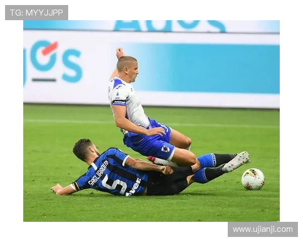 土耳其女边裁遭铲球带倒,情况堪忧 土耳其女边裁遭铲球带倒,情况堪忧